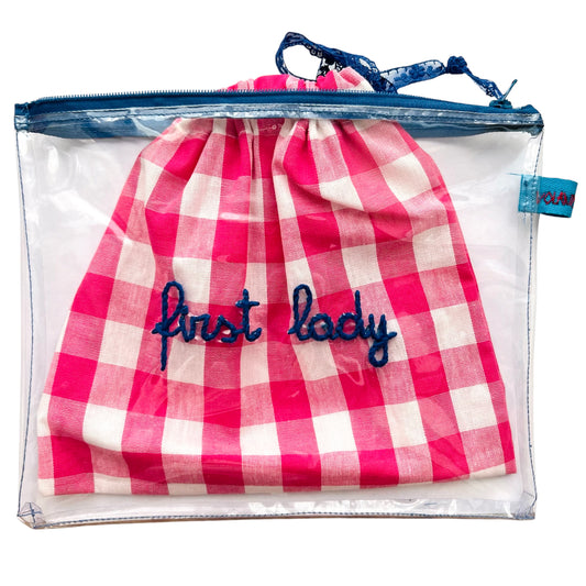 Bustina in pvc "first lady "ricamata a mano con sacchetto estraibile in cotone vichy fucsia