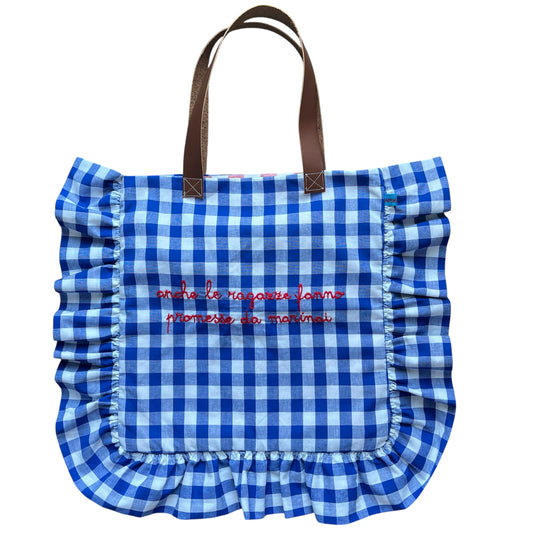 shopping bag quadretti bluette “anche le ragazze fanno promesse da marinai" ricamata a mano
