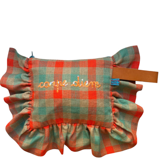 Pochette in puro lino quadri corallo e turchese “carpe diem “ ricamata a mano