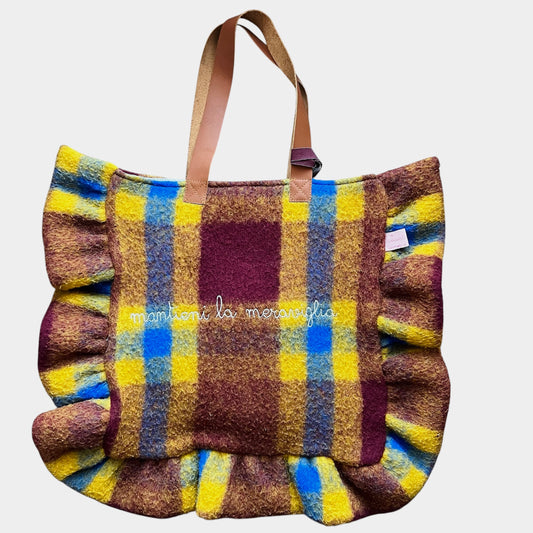 shopping bag in casentino di lana marrone cioccolato, bluette e senape "mantieni la meraviglia” ricamata a mano