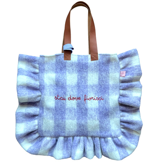 shopping bag in plaid di lana maxi vichy lilla “stai dove fiorisci” ricamata a mano