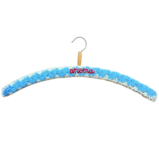 gruccia crochet celeste e panna realizzata e ricamata a mano sui due lati "anema/ e core.."