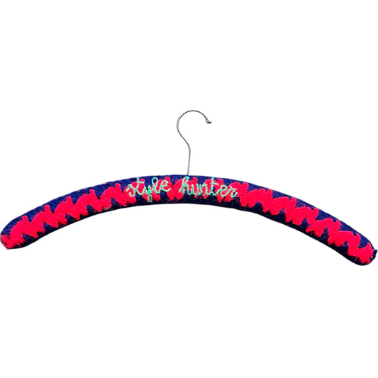 gruccia crochet rosso corallo e blu marino realizzata e ricamata a mano "style hunter"