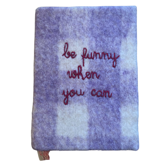 Quaderno in lana plaid vichy lilla “be funny when you can” ricamato a mano