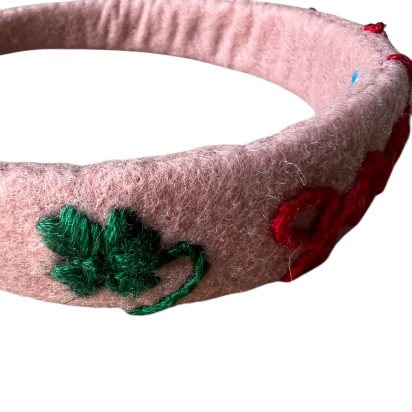 cerchietto per capelli rosa cipria "good luck" ricamato a mano con coccinella e quadrifoglio