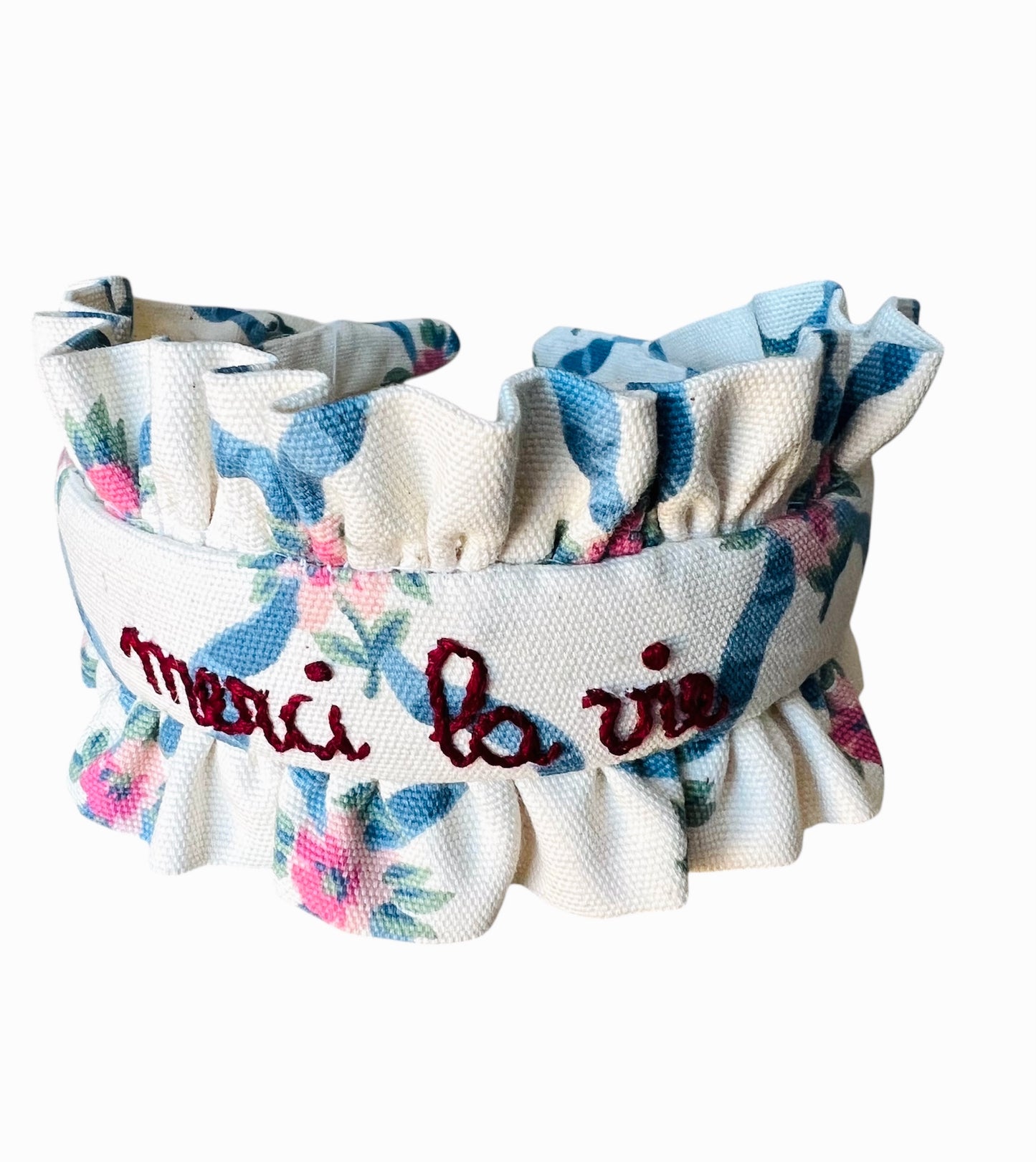 cerchietto per capelli in tela con nastri e fiori con volants " merci la vie" ricamato a mano