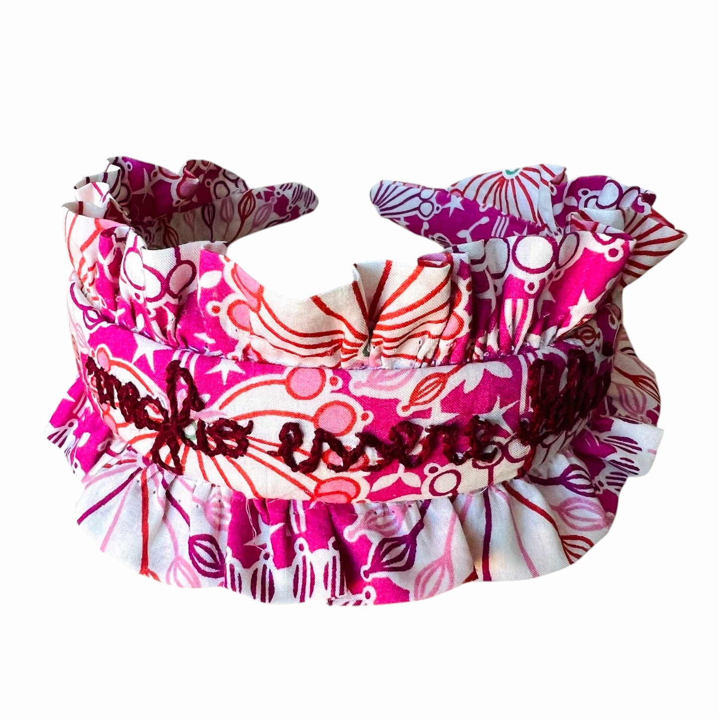 cerchietto per capelli in tessuto rosa Liberty of London con volants "meglio essere felici" ricamato a mano