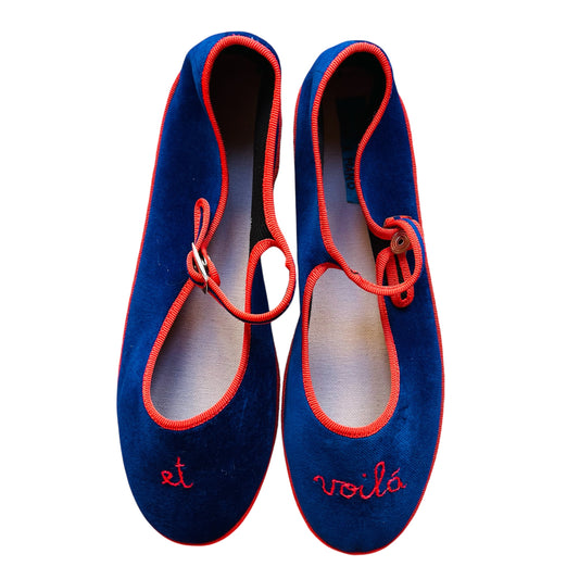 Friulane in velluto bluette con piping corallo “et voilà” ricamate a mano
