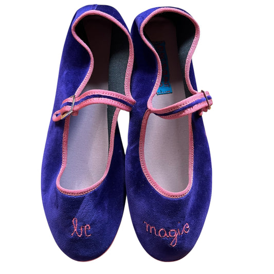 Friulane bebè in velluto viola “be magic” ricamate a mano