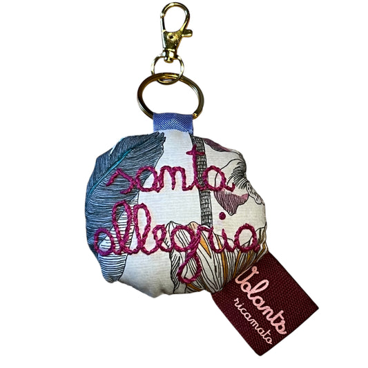 portachiavi ricamato a mano in tessuto Liberty Fabrics "santa allegria" con occhiello dorato e moschettone
