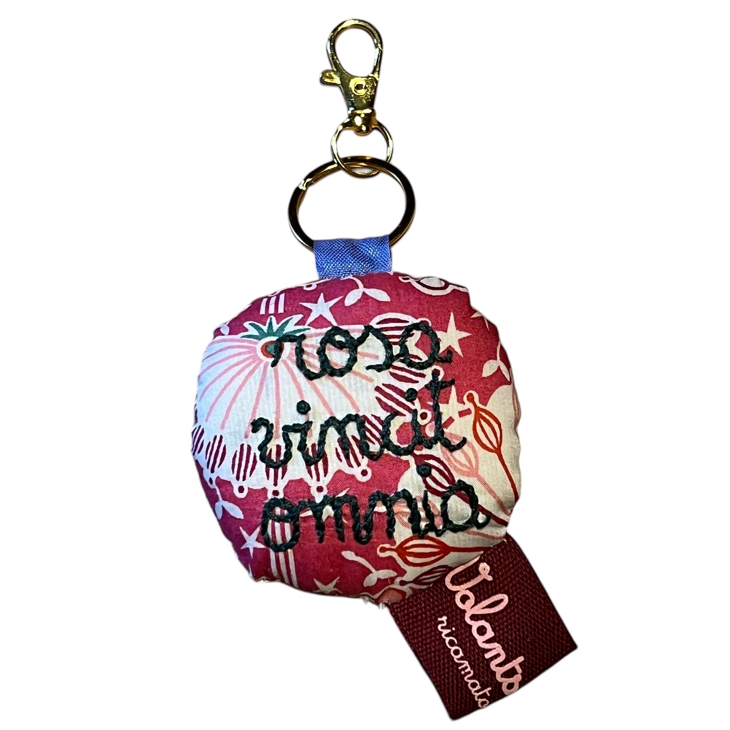 portachiavi ricamato a mano in tessuto Liberty Fabrics "rosa vincit omnia"