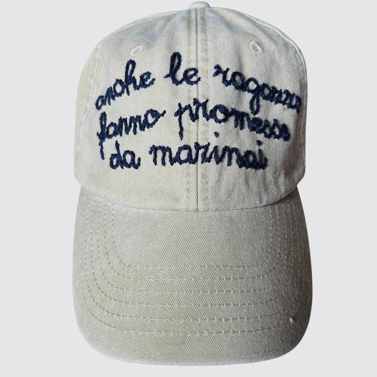 cappello da baseball con visiera beige stone washed “anche le ragazze fanno promesse da marinai” ricamato a mano