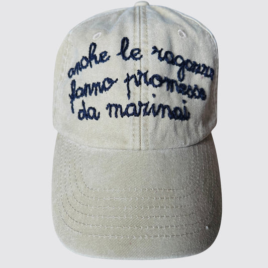 cappello da baseball con visiera beige stone washed “anche le ragazze fanno promesse da marinai” ricamato a mano
