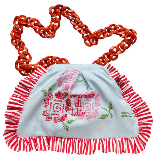 Borsa con tracolla staccabile in tela celeste vintage ricamata a punto croce m'innamoro di tutto" ricamata a mano con rouches a righe rosse
