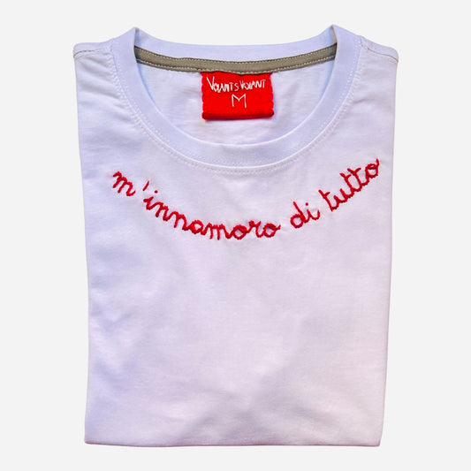 T-shirt bianca “m’innamoro di tutto” ricamata a mano