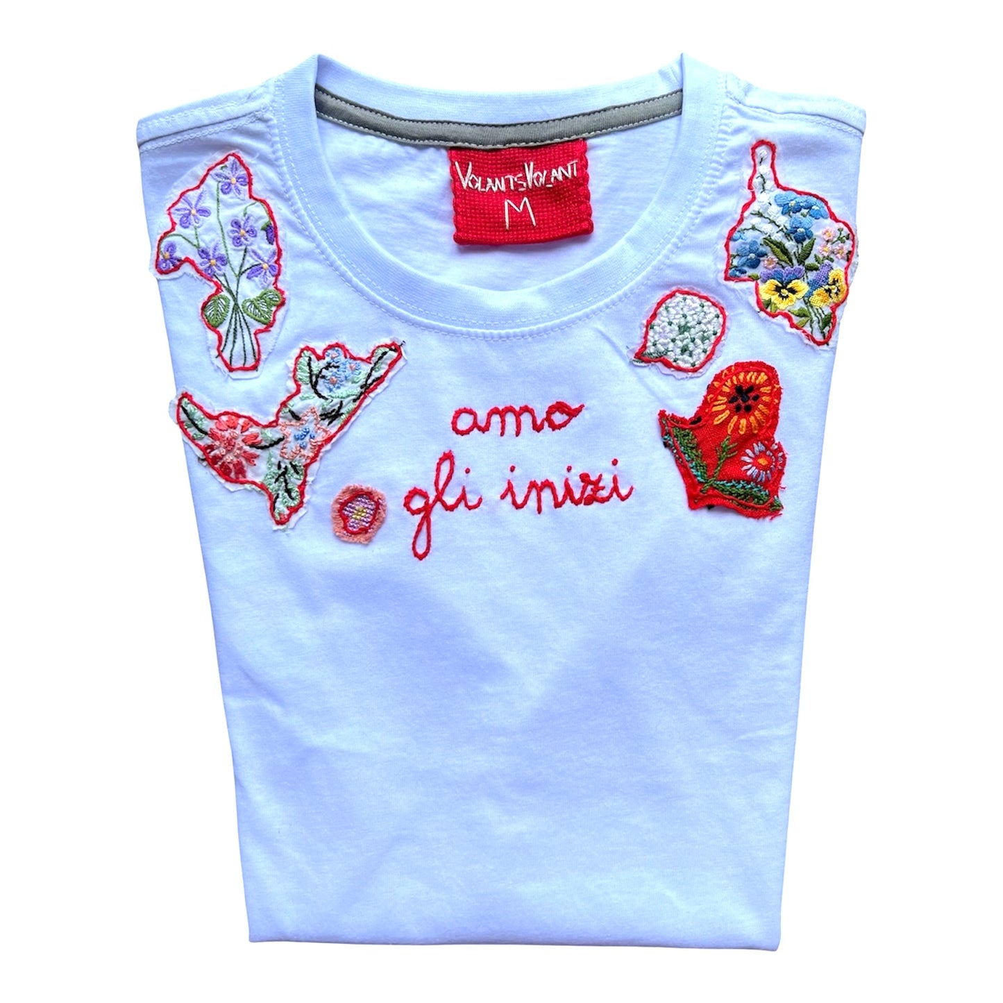 t-shirt bianca con applicazioni a mano “amo gli inizi” ricamata a mano