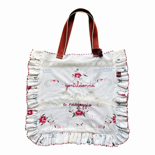 shopping bag con inserti in pizzo “gentildonna a passeggio” ricamata a mano