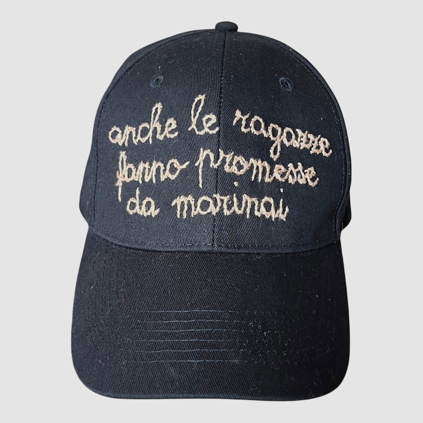 cappello da baseball blu scuro “anche le ragazze fanno promesse da marinai” ricamato a mano