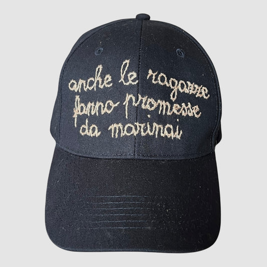 cappello da baseball blu scuro “anche le ragazze fanno promesse da marinai” ricamato a mano