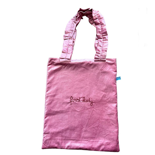 Shopping bag in velluto rosa con manici volants "first lady"  ricamata a mano