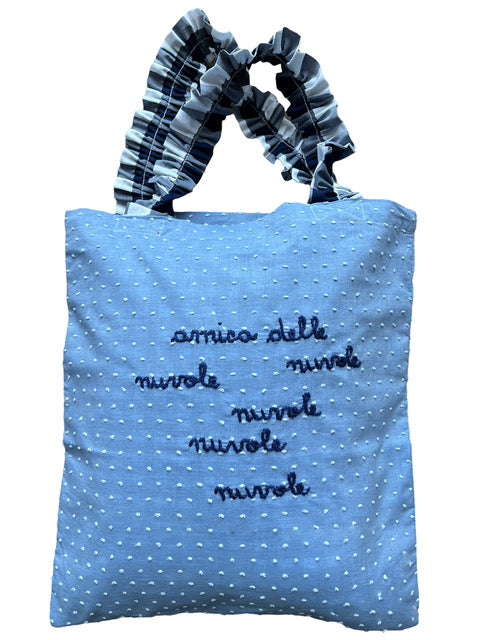 Shopping bag manici-volants in plumetis azzurro " amica delle nuvole" ricamata a mano