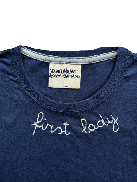 t-shirt blu navy ricamata a mano "first lady" in panna