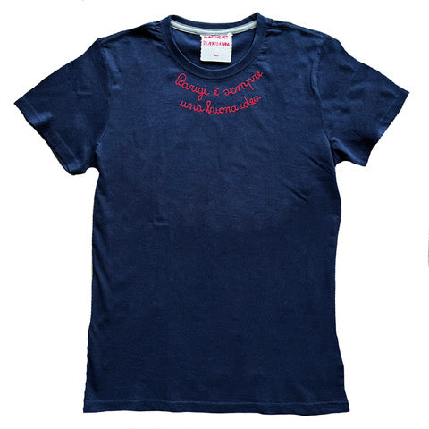 t-shirt blu navy ricamata a mano davanti e dietro "Parigi e' sempre una buona idea/Sabrina, 1954" in rosso