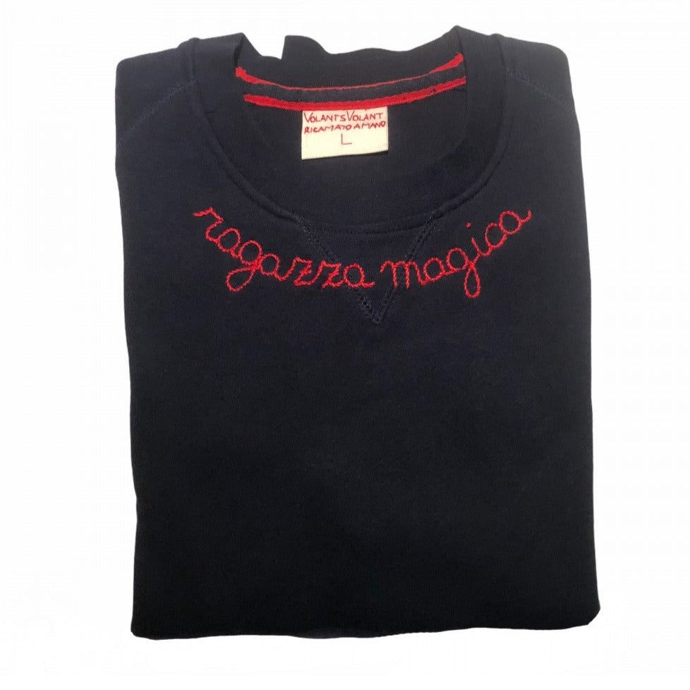 felpa blu navy ricamata a mano "ragazza magica" in rosso