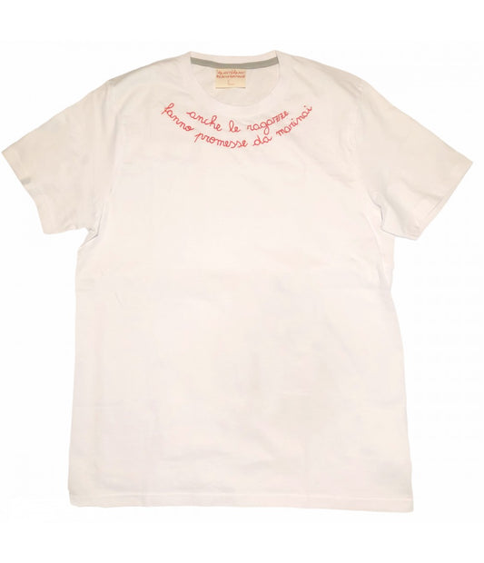 t-shirt bianca ricamata a mano " anche le ragazze fanno promesse da marinai"
