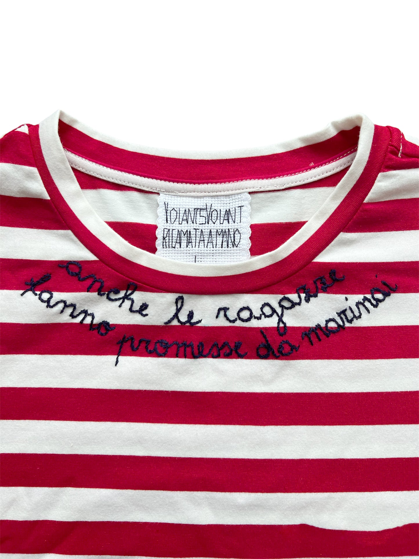 t-shirt righe rosso ricamata a mano " anche le ragazze fanno promesse da marinai"